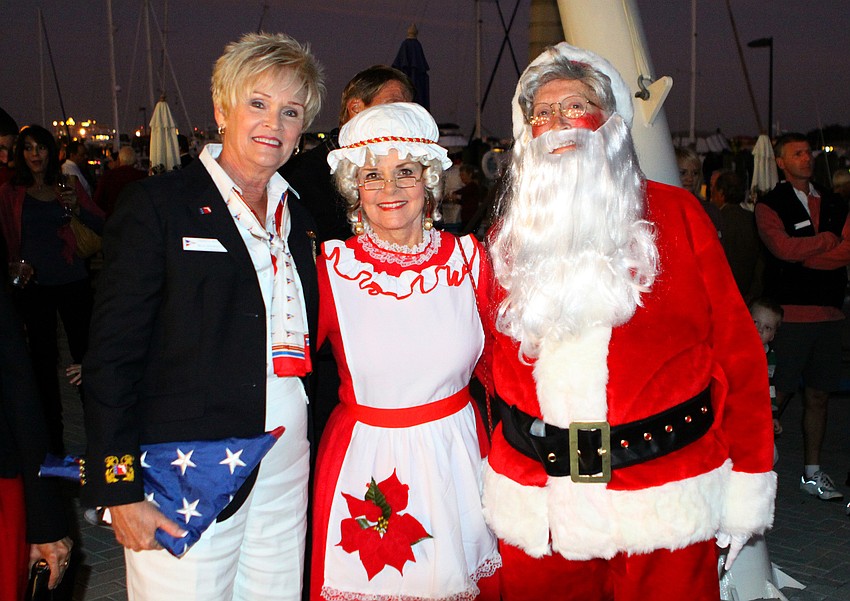 Commodore Willa Saalwaechter poses with Mrs. and Mr. Claus.