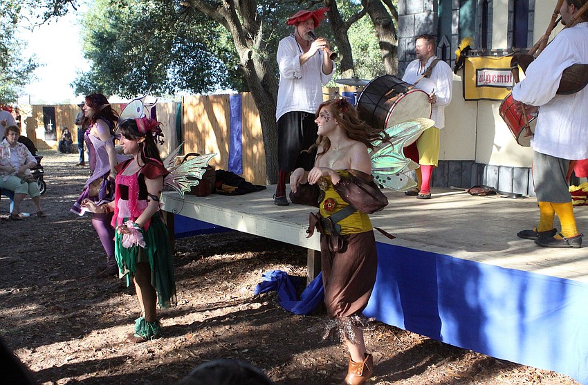 The fairies dance along with the music played by Wolgemut.