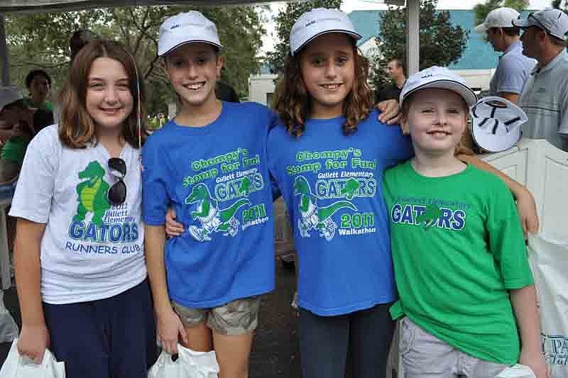 Alexa Brodsky, Abby Lipton, Audrey Lipton and Hailey Wahlers gave out registration bags.