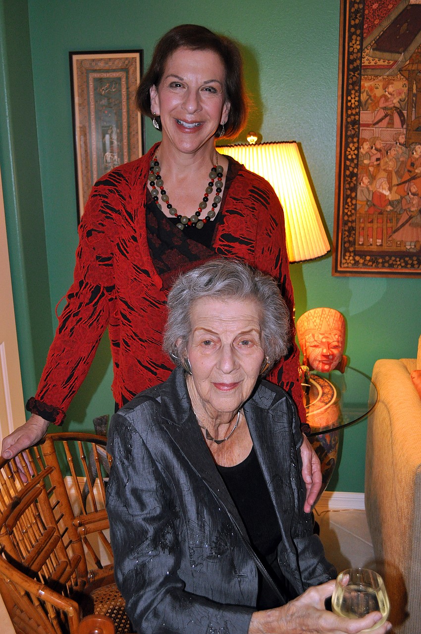 Sue Jacobson with her mother, Dorothy.