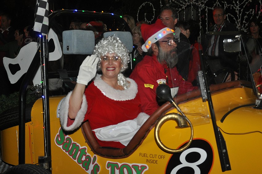 Mrs. Claus arrives to the Christmas tree