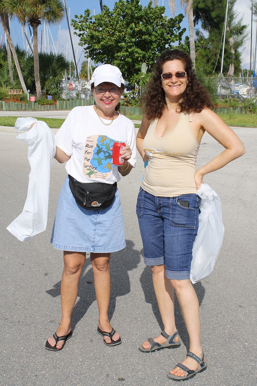 Lisa Rosenblum and Pam Wexler-Rubin take part in the cleaning up the bay.