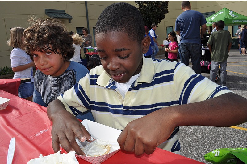 Ethan Marks looked on as Garrett Griffin, front, frosted a sugar cookie.