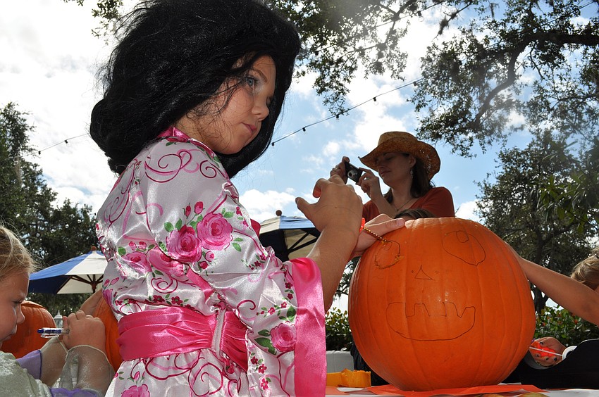 Stephanie Vallrugo starts on her pumpkin design
