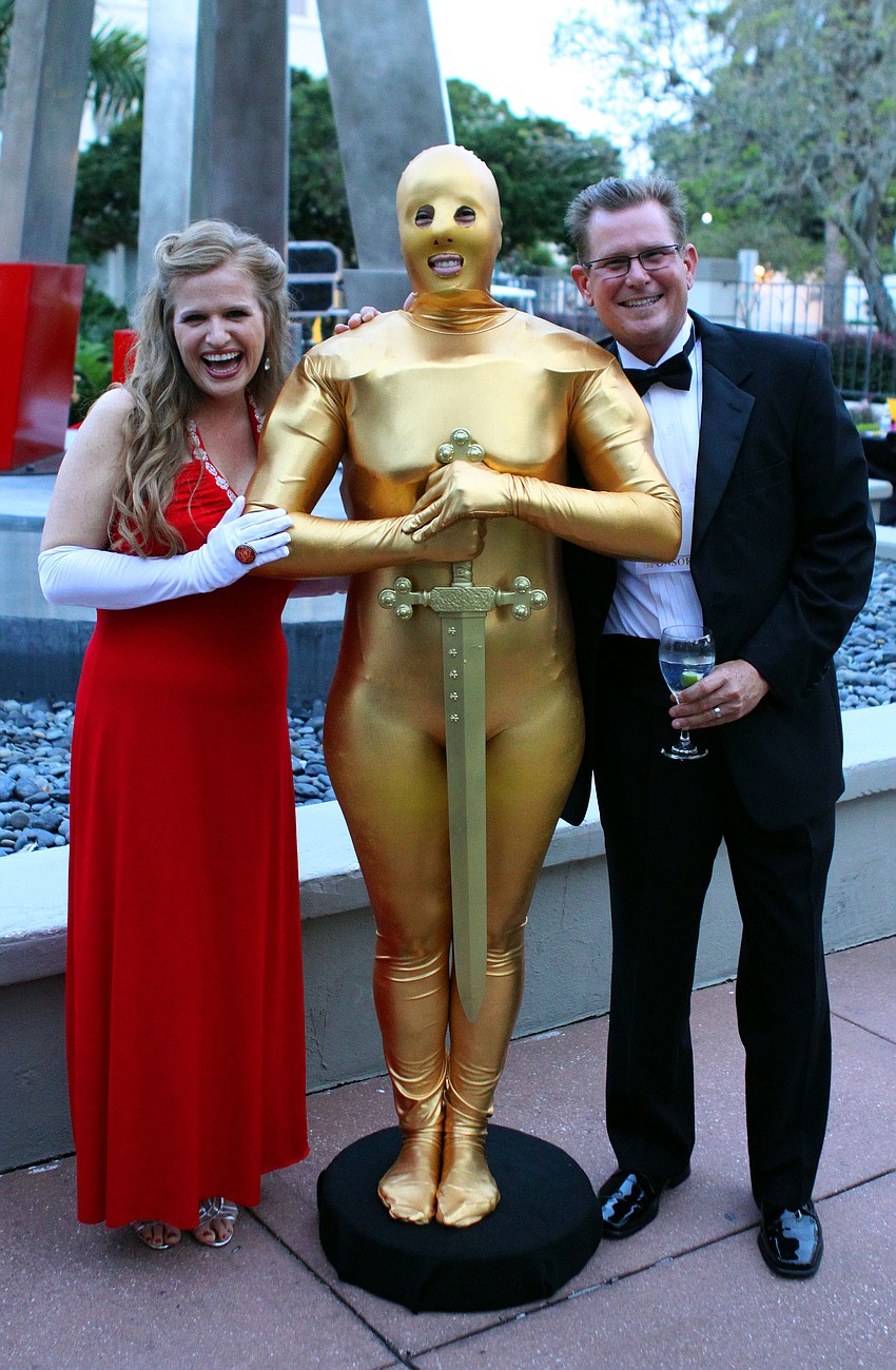 Tami and Ron Haynes pose with â€œOscar.â€