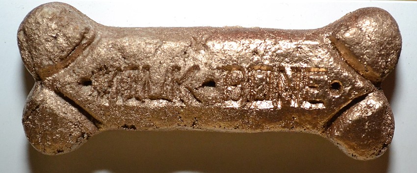 Guests received gold-colored milk bones as party favors.