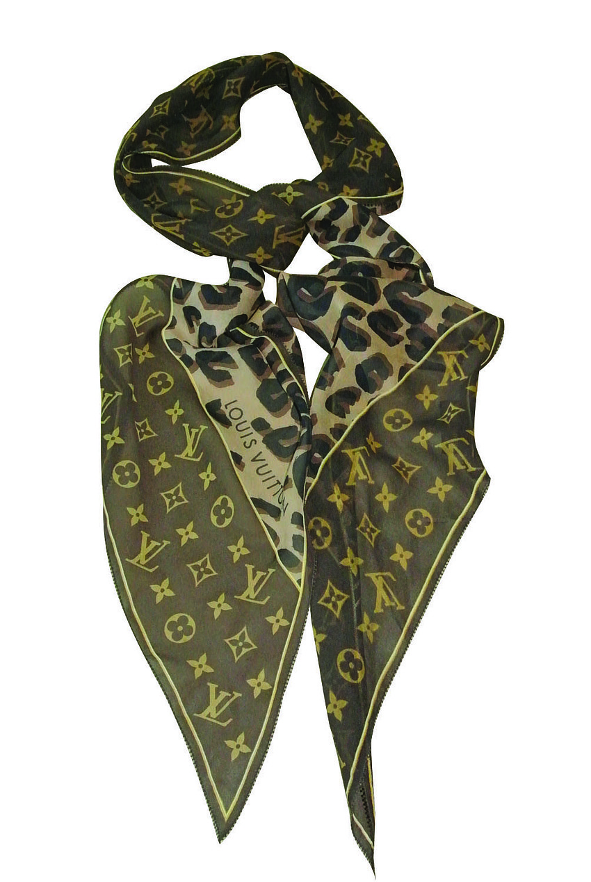 LOUIS VUITTON SCARF
<br><br>
â€œThis is a classic piece to throw around your neck. It looks great with a cashmere sweater or coat â€” itâ€™s very versatile.â€