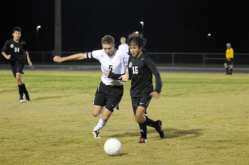 Braden Riverâ€™s Matt McNab and Lakewood Ranchâ€™s David Cabrera battle for position during a Class 4A-District 11 match Jan. 6.