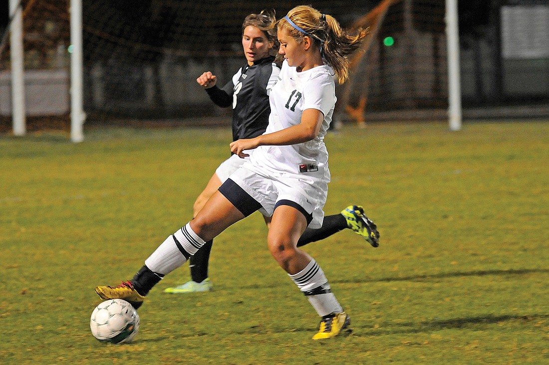 Lakewood Ranch's Morgan Salmon battles Braden River's Jenny Linde for the ball during the second half.