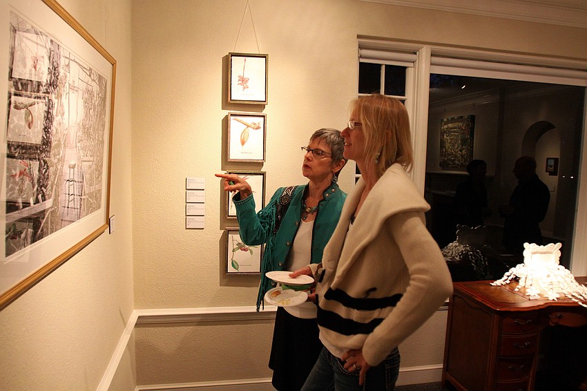 Melanie Dutoit and Muff Calderon look at Tom Stephenses photo, 