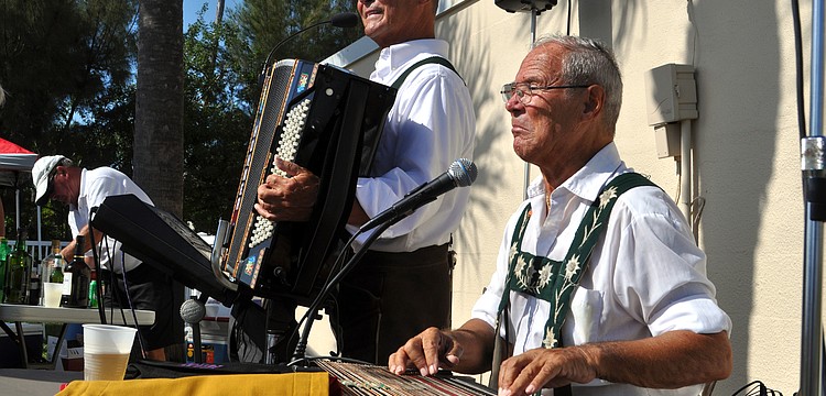 Twin brothers Heinz and Sepp Diepolder set the mood with traditional German songs.