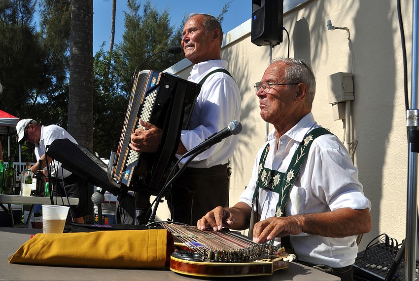Twin brothers Heinz and Sepp Diepolder set the mood with traditional German songs.