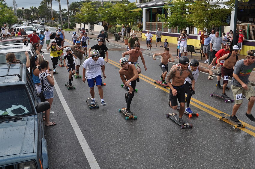 Cruza Palooza racers start out on the 8-mile course.