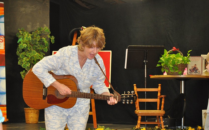 Glendy Huene sings a song to the students.