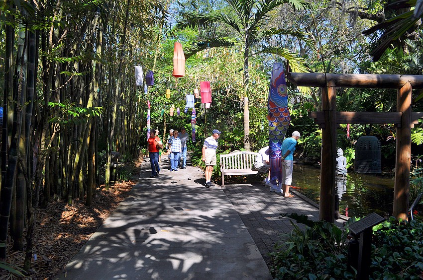 The garden walkway from the entrance to the stage was decorated with Asian kites and lanterns.