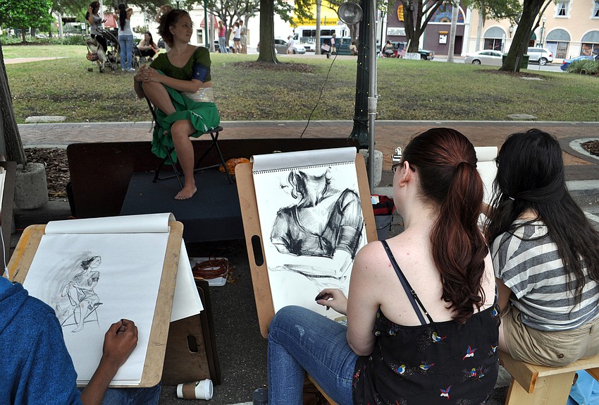 Ringling College students draw portraits.