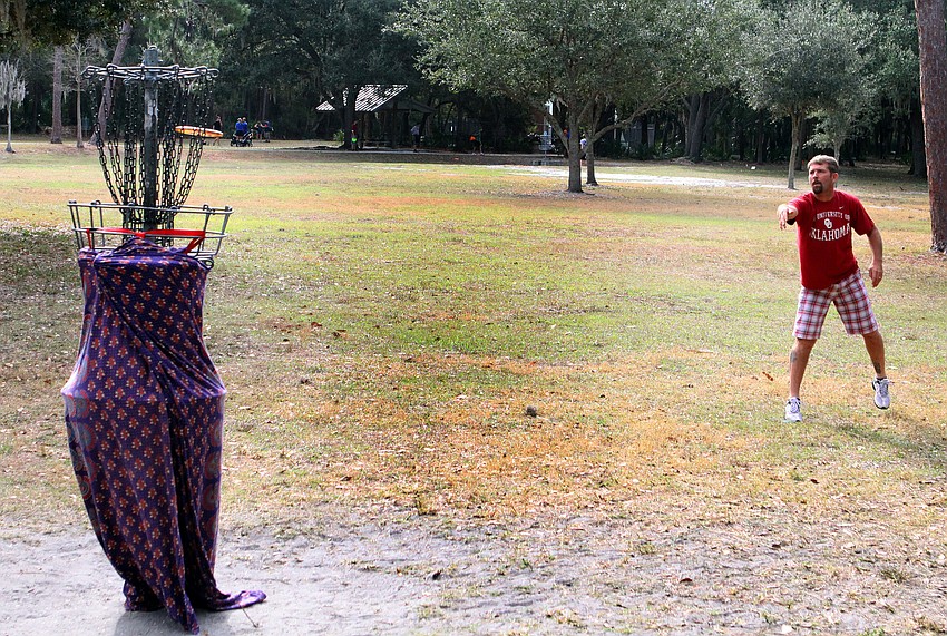 Richard Pence scores by getting his disc into the basket.