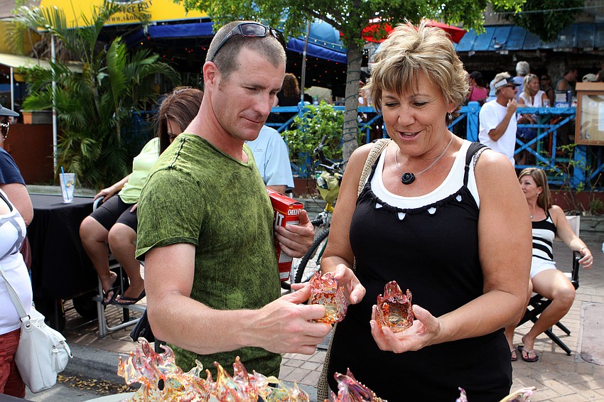 James Stanford of 720 Glassworks talks to Cindy Cady about a piece of his glasswork.