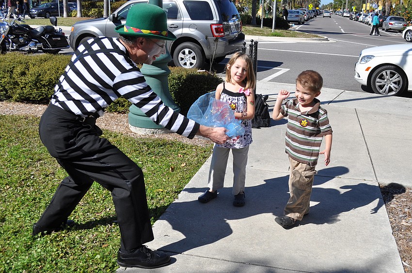 Emily and Greyson Fahrenheim learn to juggle from â€œJugglesâ€ the Clown