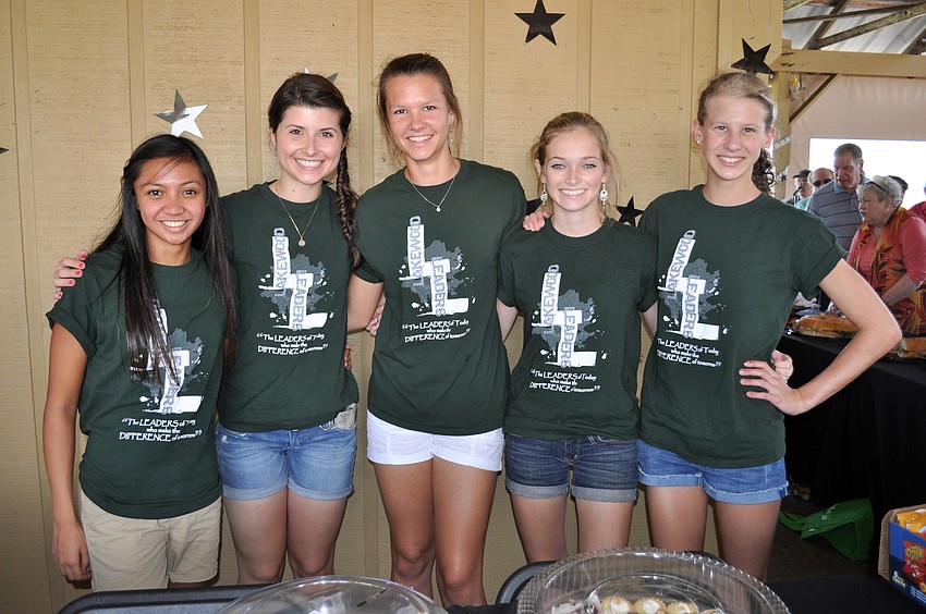 Camille Gonazles, Kelley Miller, Carolyn Super, Heather Reynolds and Sydney Panzarino of Lakewood Leaders volunteered their time.