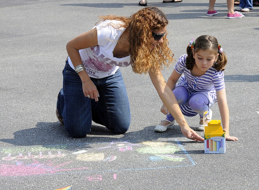 Johana Cruz helped her five-year-old daughter Sofia during the sidewalk chalk drawing contest.
