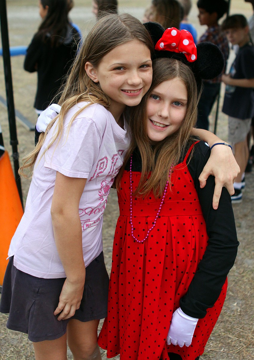 Sophia Gonzelez, 10, and Amanda Nyberg, 10