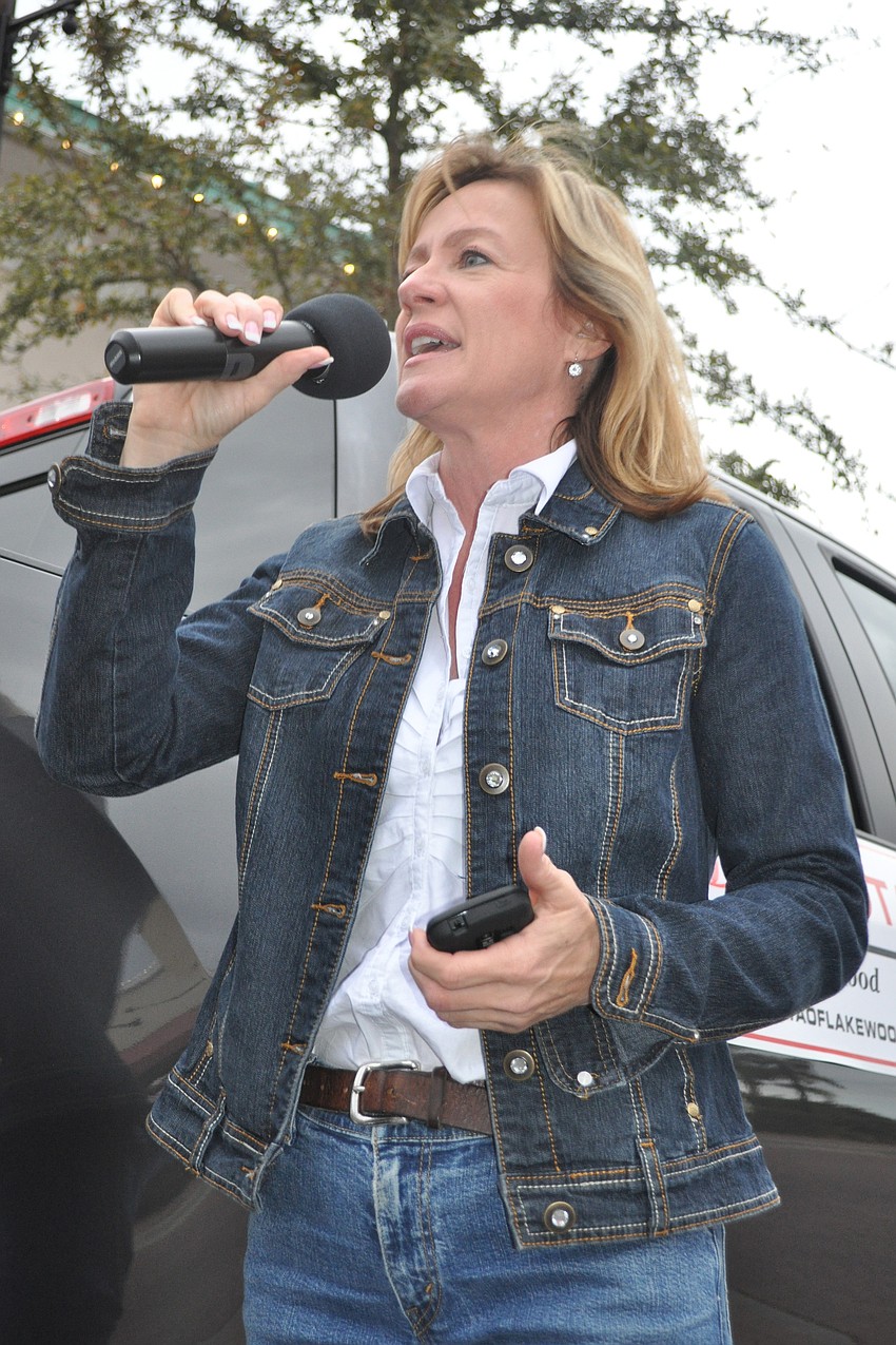 Take Stock in Children Executive Director Diana Dill welcomed the runners.