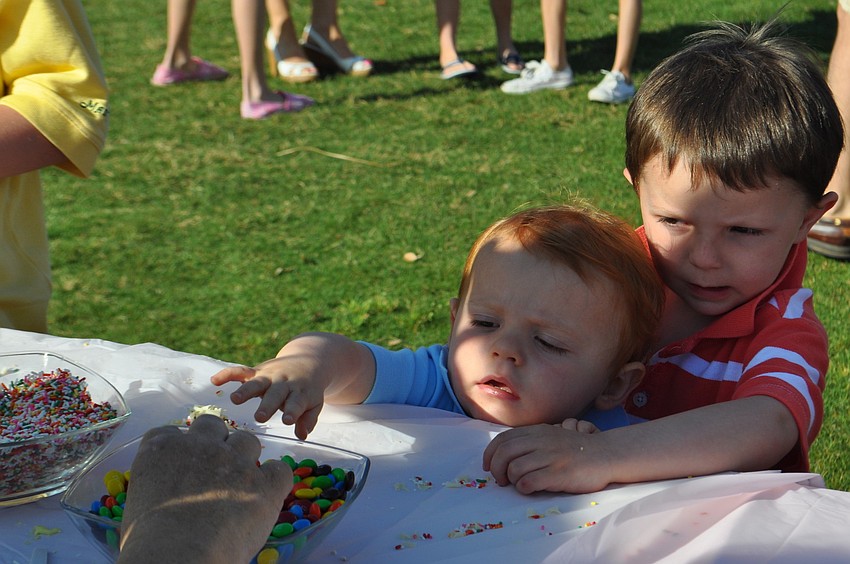 Wyatt and Canyon McKinney decorate cookies.