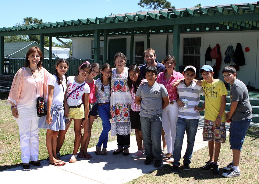 Gabriela Hernandez, Sandra Torres, Regina Gonzalez, Karen Orozco, Julia Bulle, Gabriela de la Fuente, Melissa Villagomez, David Alonzo, Robin Howe, Claudia Ampudia, Fernando Leon, Andres Fox and Rodrigo Irianda