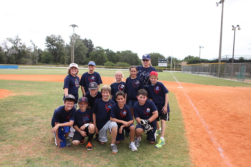 The Yankees pose for a victory photo after beating the Dodgers 4-3.