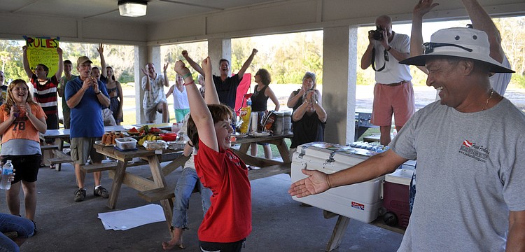 Catherine Anderson celebrates her victory in the final match against Len Baggerman.