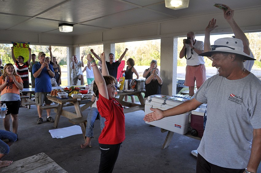 Catherine Anderson celebrates her victory in the final match against Len Baggerman.