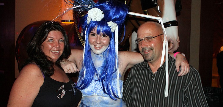 Rachel Rohn, center, poses with her parents Jodi Westgate and Kurt Rohn.
