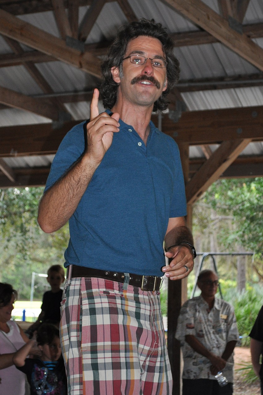 Rabbi Brenner Glickman welcomes attendees.