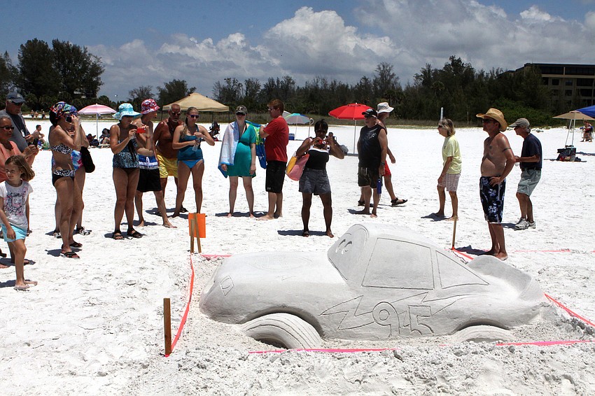 Spectators wandered around the sand sculptures to vote and take photos of the sand sculptures.