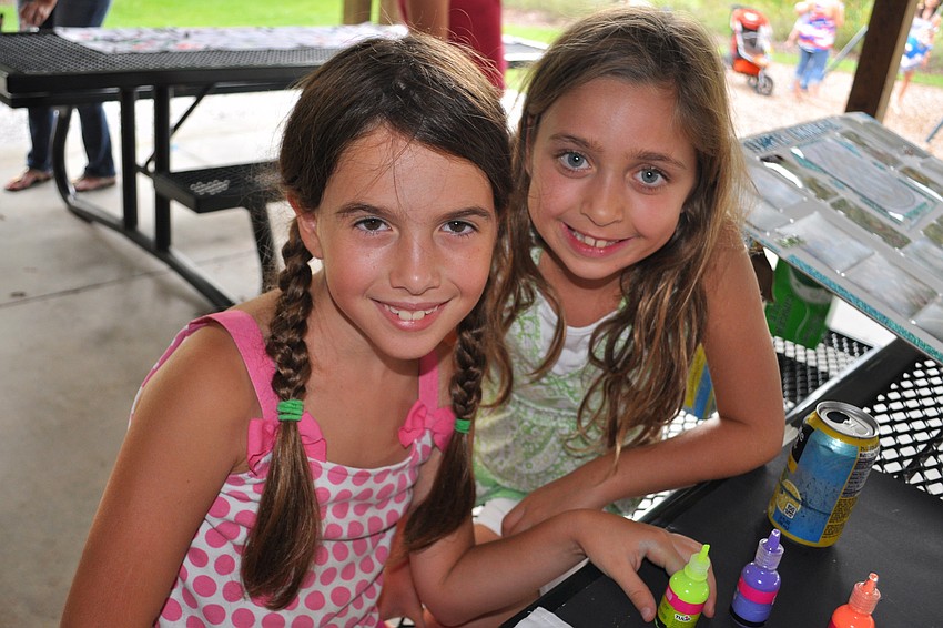 Eden Glickman, with Carly Mallitz, decorates a challah cover for soldiers.