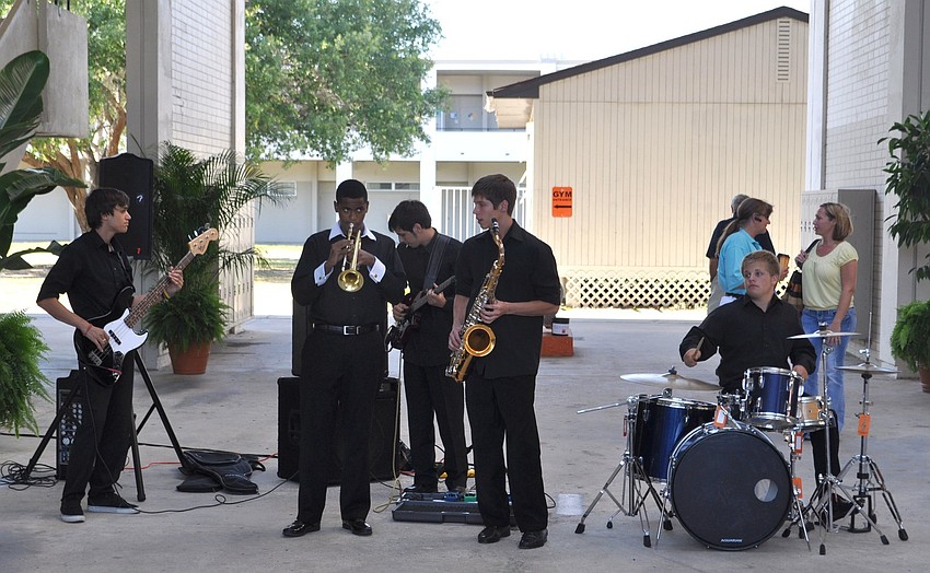 The Sarasota High School Jazz Combo set the mood.