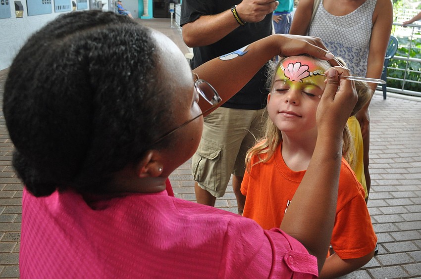Nada Meeks paints Amber Reynoldsâ€™ face