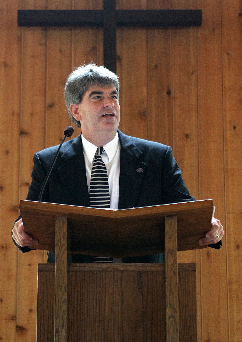 Headmaster David Mahler talks to the last 6th grade class to graduate from the Siesta Key Campus.