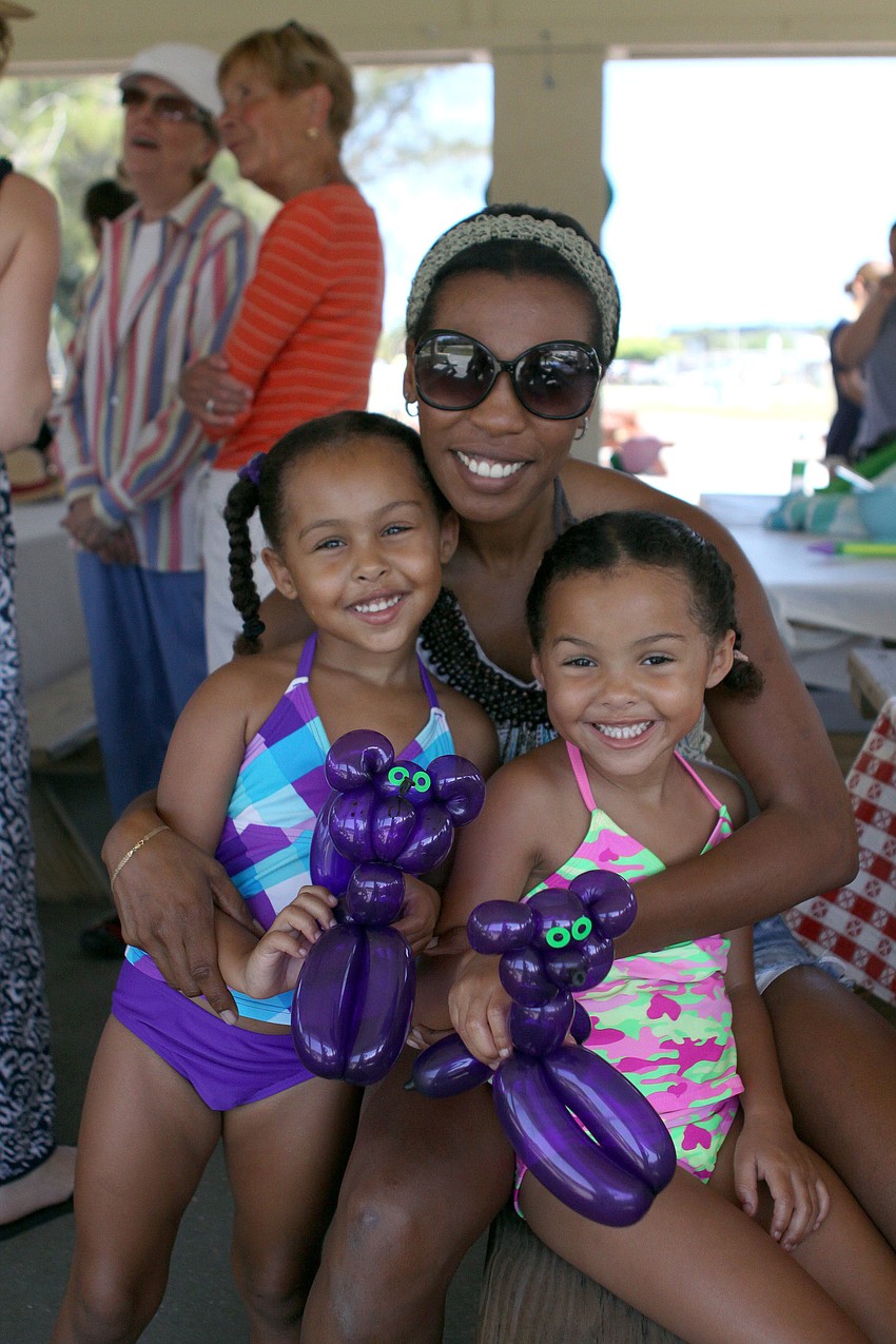 Kandy Magnotti poses with her twin girls Franki and Arabella, 4.