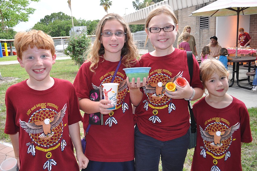 Hunter Miller, Rain Miller, Hannah Badenhorst and Emma Spisak enjoy snacks outside.