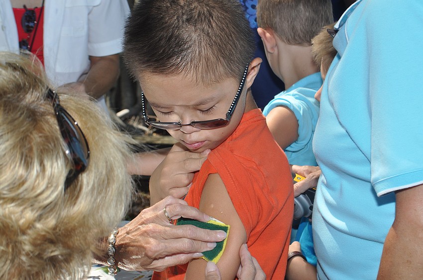 Andy McAdoo gets a fish tattoo on his arm