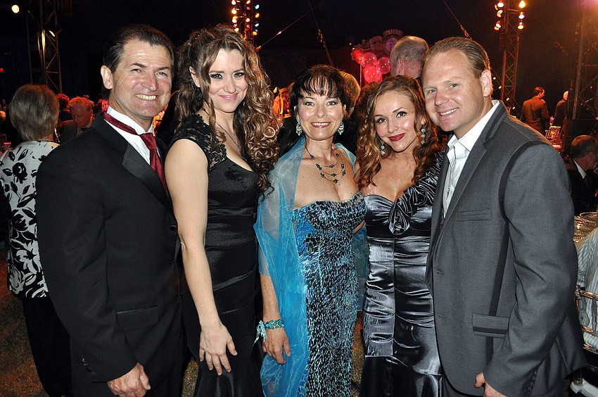 Pedro Reis, Lijana Wallenda, Dolly Jacobs-Reis, Erendira and Nik Wallenda