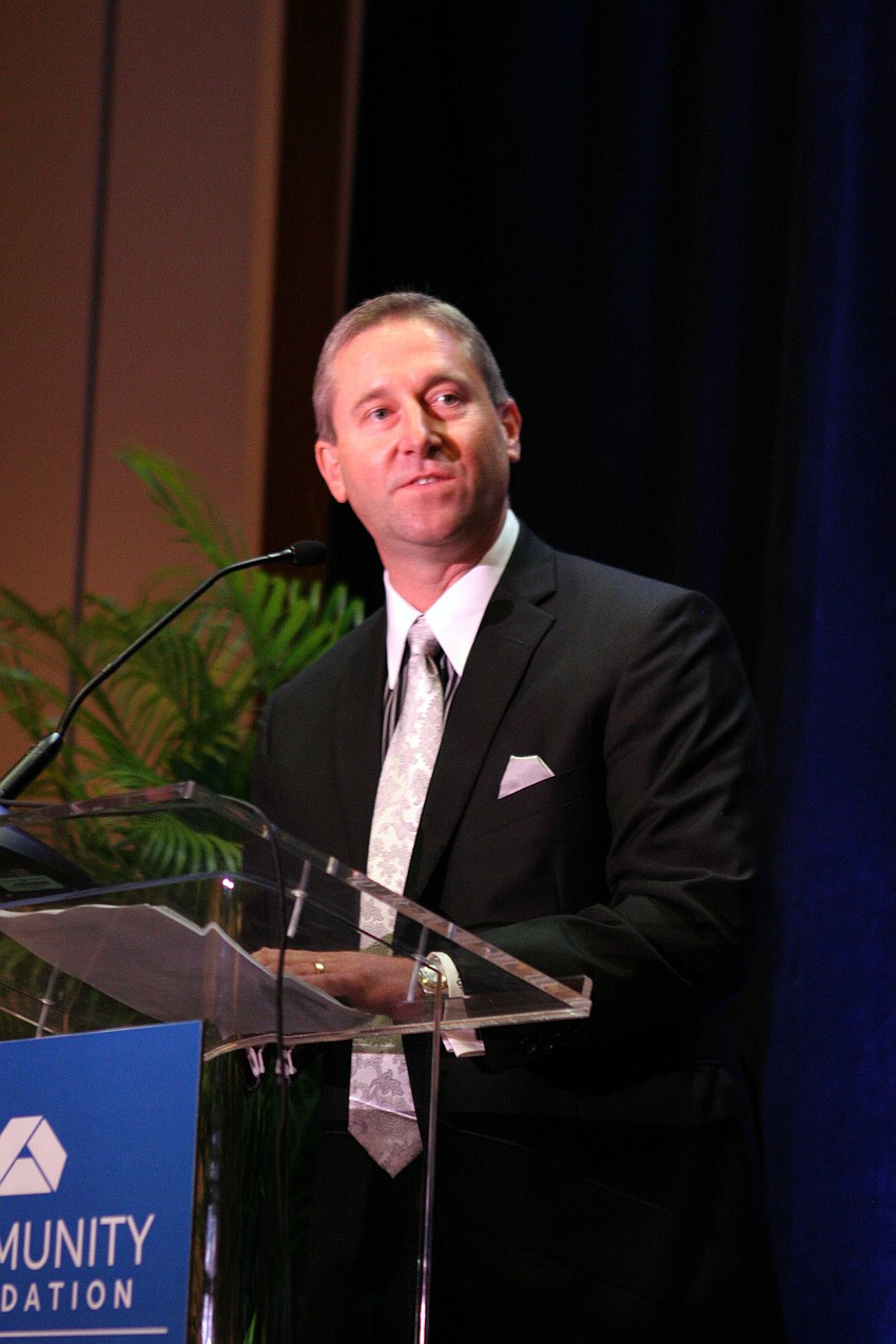 Craig Johnson speaks prior to the presentation of the Lifetime Visionary Award.