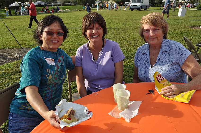 Margaret Scheppegrell, Lisa Shumway and Rose Davidson ate together.