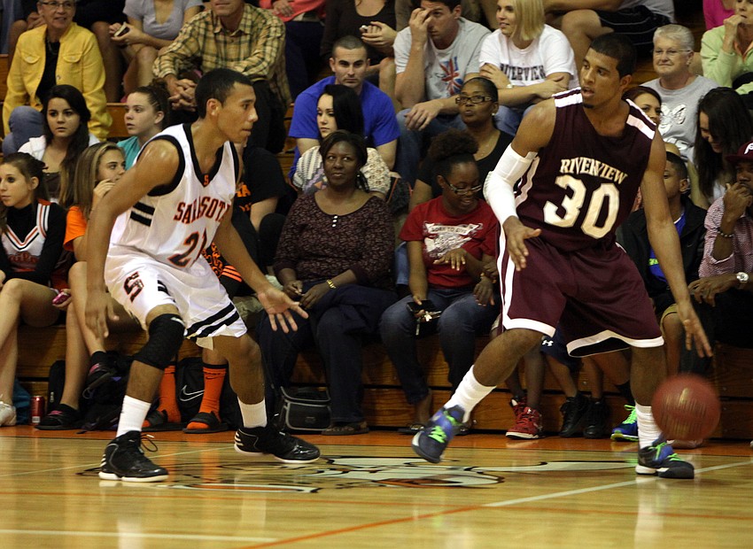 Sarasotaâ€™s Anthony Hardy-Bear, No. 21, guards Riverviewâ€™s Austin Walker, No. 30.