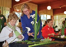 Janice Hamlin, right, helped Carol Bernasconi with her arrangement.