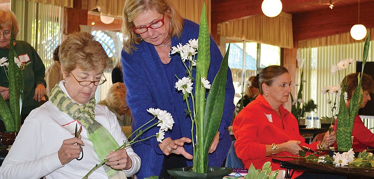Janice Hamlin, right, helped Carol Bernasconi with her arrangement.