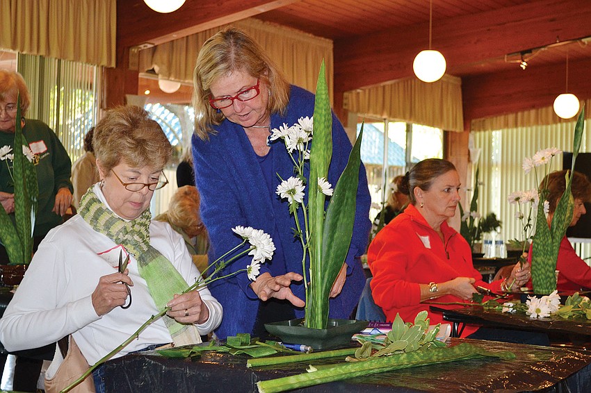 Janice Hamlin, right, helped Carol Bernasconi with her arrangement.