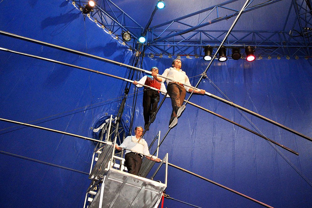 Check out performer Nik Wallenda and CEO of Circus Sarasota Pedro Reis walk the high wire.